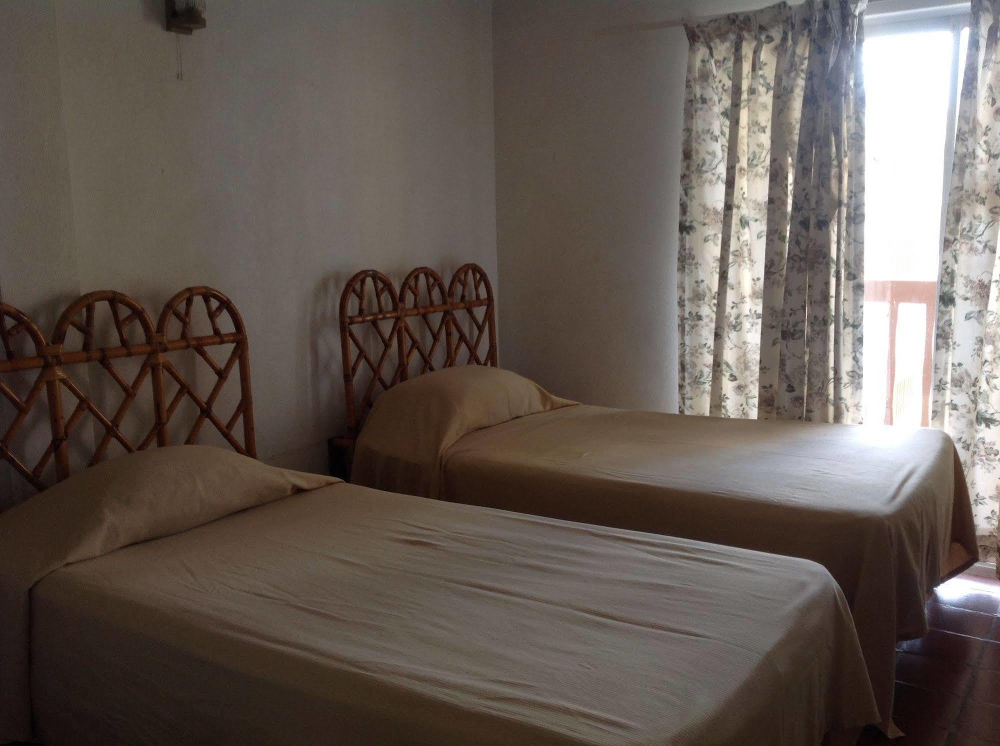 Carib Blue Apartments Oistins ภายนอก รูปภาพ