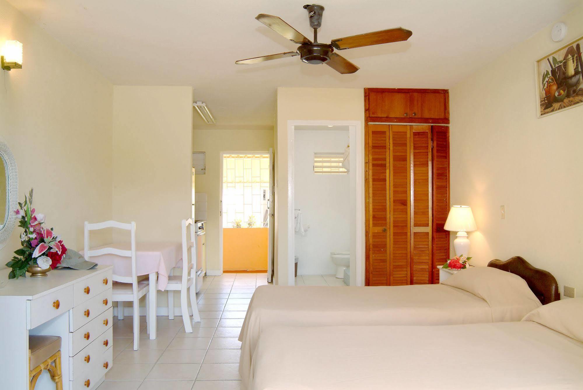 Carib Blue Apartments Oistins ภายนอก รูปภาพ