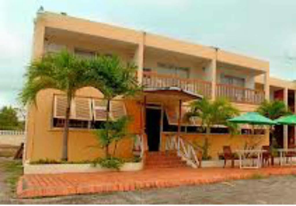 Carib Blue Apartments Oistins ภายนอก รูปภาพ